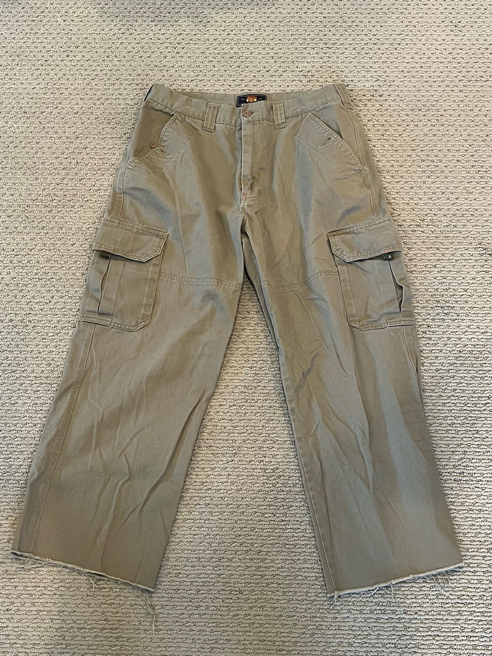 Men's cropped Cargo Pants in Olive Green - Unbranded